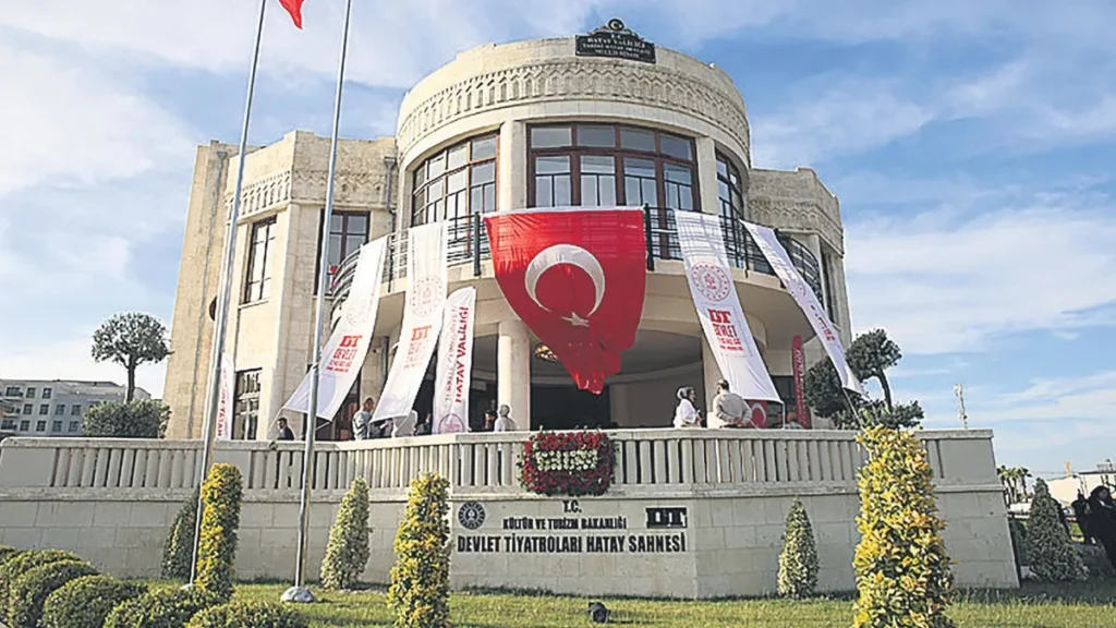 Hatay'da Tarihi Meclis Binası Sanatla Yeniden Canlandı: Devlet Tiyatroları Perde Açtı Hatay'da Tarihi Meclis Binası Sanatla Yeniden Canlandı: Devlet Tiyatroları Perde Açtı