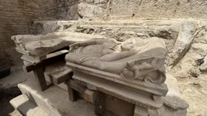 Olimpos'un Antik Sırları Yeniden Canlanıyor: Aristokrat Bir Kadın Mezarı Gün Yüzüne Çıktı
