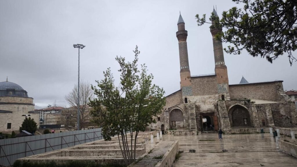 Sivas’ın Tarihi Simgesi Çifte Minareli Medrese Kapsamlı Restorasyona Alınıyor